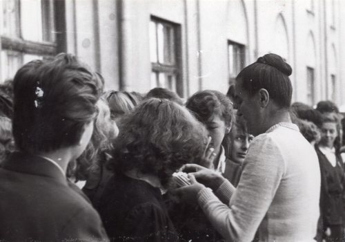 1985-Rozdanie-legitymacji.-Dyrektor-Wanda-Wawrzyniak